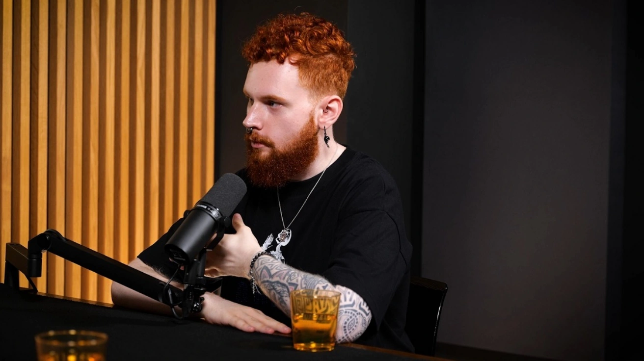 Damian Jemioło prowadzący podcasty o marketingu i biznesie